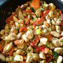 Una foto de Wok de pollo y vegetales
