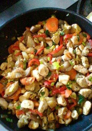 Una foto de Wok de pollo y vegetales