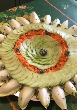 Une photo de Salade d'endives au carottes, concombre et fleurs de thym