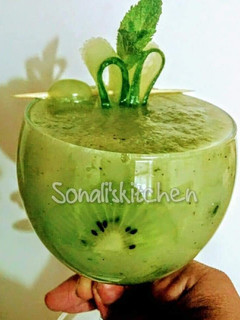 A picture of Wondergreen smoothie.