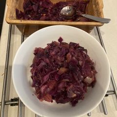 A picture of Braised red cabbage and apple.
