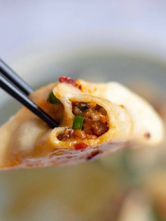 A picture of Wild garlic and mushrooms dumpling 🥟.