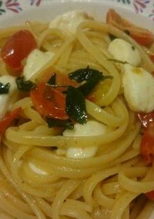 Foto de Macarrão com tomates cereja e muçarela
