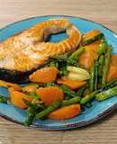 Salmón a la plancha con guarnición de boniato y trigueros