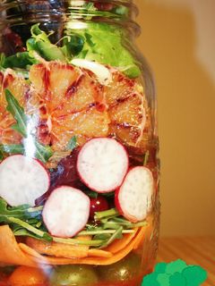Una foto de Ensalada verde con frutas y vinagreta de frutos del bosque