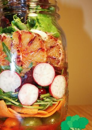 Foto principal de Ensalada verde con frutas y vinagreta de frutos del bosque