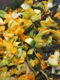 Flor de calabaza con calabacitas y chile poblano