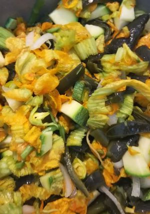 Una foto de Flor de calabaza con calabacitas y chile poblano