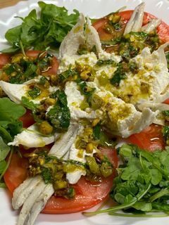 Una foto de Ensalada de tomate y burrata
