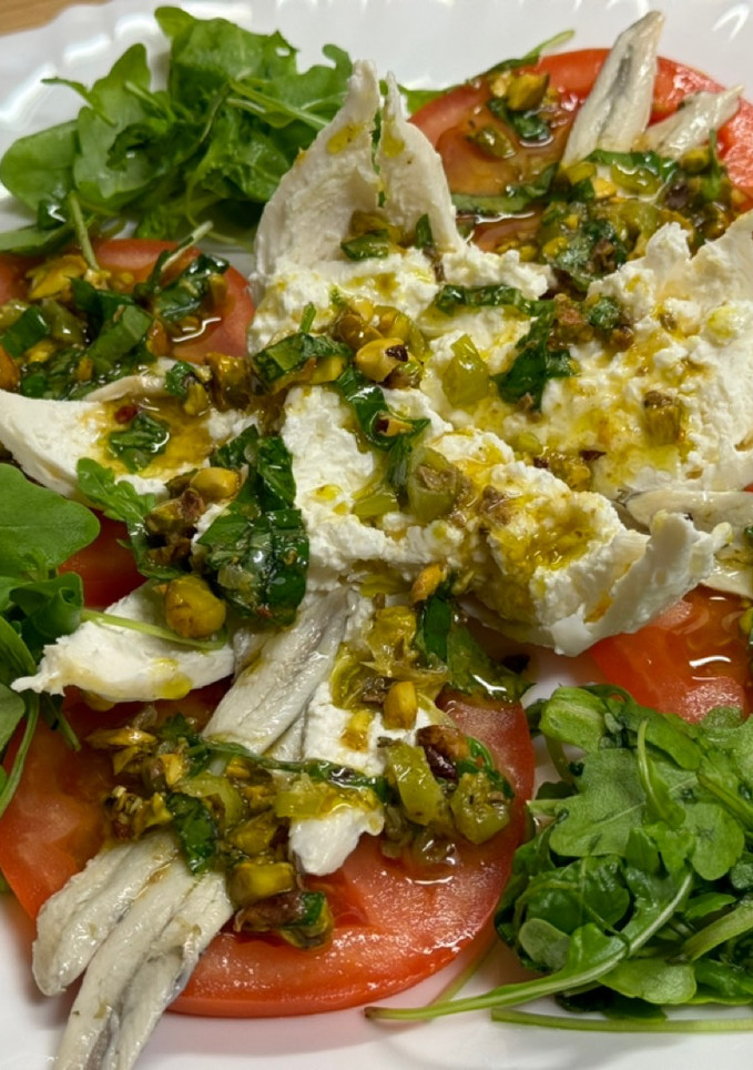 Una foto de Ensalada de tomate y burrata