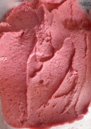 Una foto de Helado keto de frutillas🍓