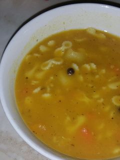 Una foto de Caldo de verduras con pasta