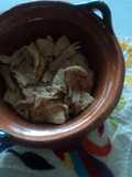 Totopos con pollo marinado con tequila, tuna verde y chiles de árbol, las Correa. México