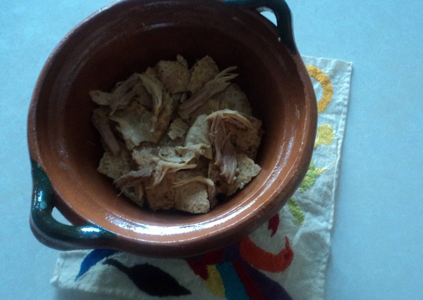 Totopos con pollo marinado con tequila, tuna verde y chiles de árbol, las Correa. México