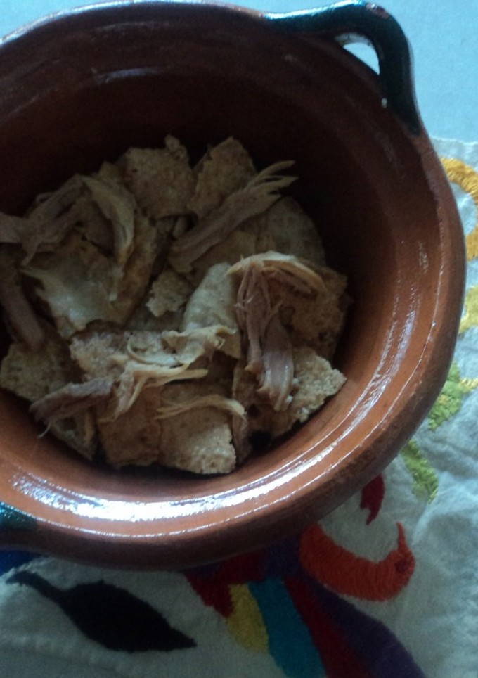 Una foto de Totopos con pollo marinado con tequila, tuna verde y chiles de árbol, las Correa. México