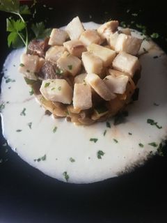 Una foto de Pez espada sobre timbal de verduras-gambas, y salsa de Espumoso
