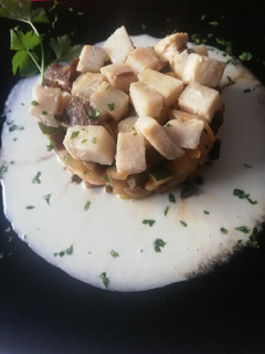 Una foto de Pez espada sobre timbal de verduras-gambas, y salsa de Espumoso