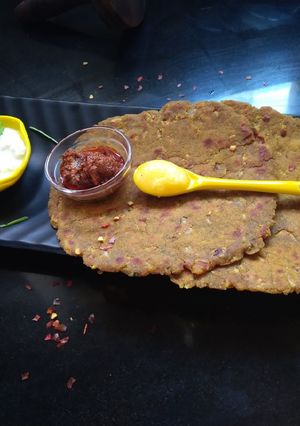 A picture of Bhajani thalipeeth.