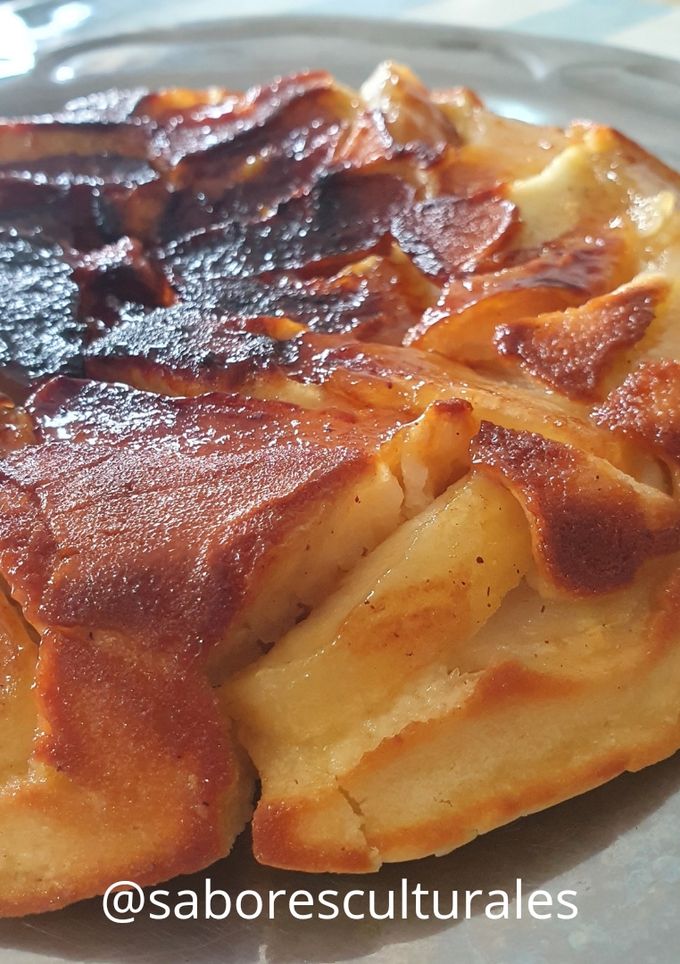 Una foto de 🍎🍏🍰 Torta de manzana invertida en sartén