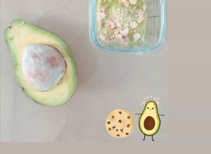 Foto resep MPASI hanin 6+ || pure alpukat topping biskuit milna 🥑🍪