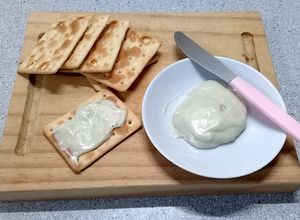 Una foto de Queso untable sabor Roquefort 🧀✅| Fácil y rápido | Paso a paso 🔥🍞