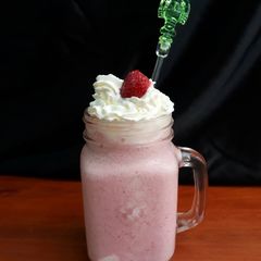 A picture of Starbucks Strawberries&Creme Frappuccino.