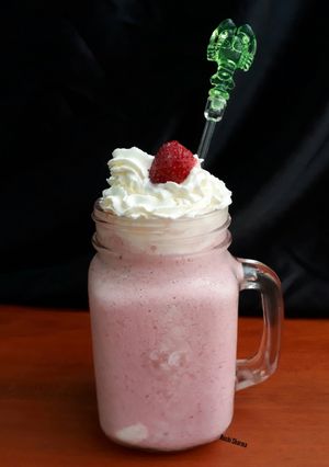 A picture of Starbucks Strawberries&Creme Frappuccino.