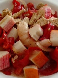 Una foto de Ensalada de pimientos asados con gambas