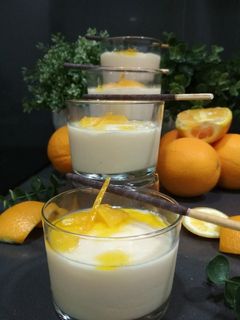 Una foto de Natillas de azahar con naranja e incluso en vasito