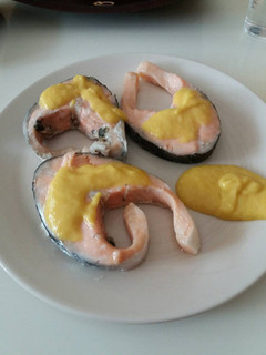 Una foto de Salmón al vapor con salsa de mango