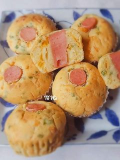 Hình của món Muffins MẶN vị: phô mai-hành lá-xúc xích.