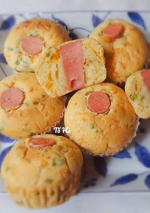 Hình của món Muffins MẶN vị: phô mai-hành lá-xúc xích.