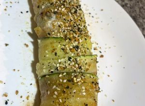 Una foto de Roll de Calabacín (zucchini) relleno de Salmón