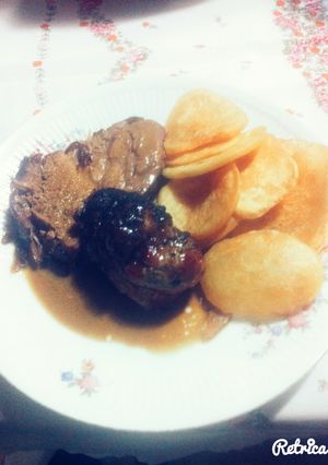 Una foto de Bondiola braseada con papas españolas y salsa de miel y mostaza
