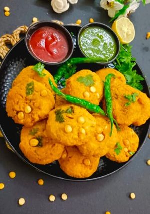 A picture of Parippu Vada - traditional Kerala tea time snacks.