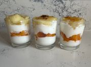 Una foto de vasitos de yogur con frutas