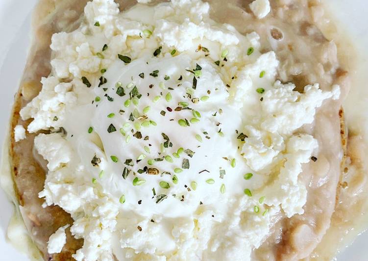 Sincronizada con frijol y huevo escalfado