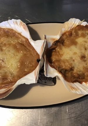 Une photo de Coquilles saint Jacques gratinées béchamel et champignons bruns
