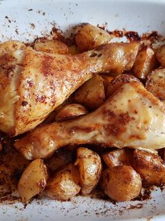 Une photo de Pilons de poulet et pomme de terre grenailles au paprika au four