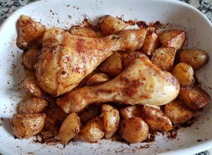 Une photo de Pilons de poulet et pomme de terre grenailles au paprika au four
