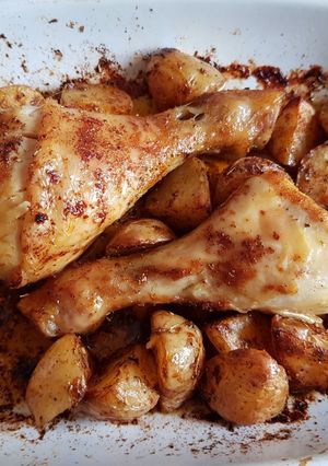 Une photo de Pilons de poulet et pomme de terre grenailles au paprika au four