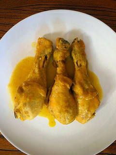 Una foto de Muslitos de pollo de corral al curry