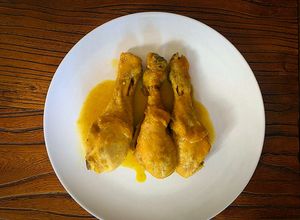 Una foto de Muslitos de pollo de corral al curry