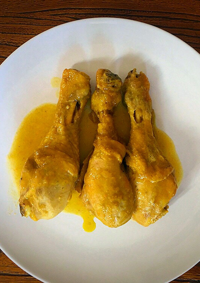 Una foto de Muslitos de pollo de corral al curry
