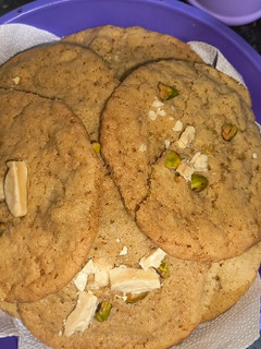 Una foto de Crumble cookies de pistacho y chocolate blanco