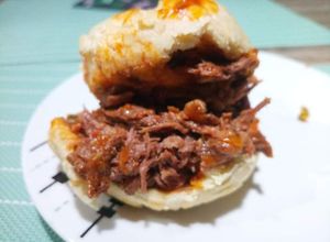 Una foto de Carne mechada de huachalomo y con Escudo Silver