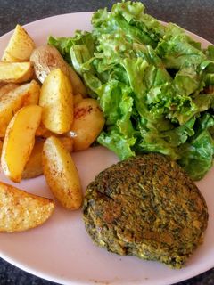Une photo de Burger aux pois chiches et fanes de carottes (vegan)