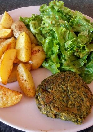 Une photo de Burger aux pois chiches et fanes de carottes (vegan)