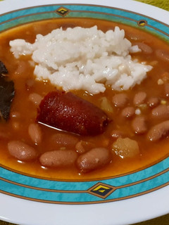 Una foto de Alubias rojas con arroz blanco