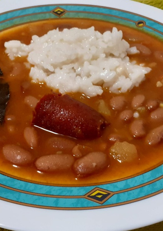 Una foto de Alubias rojas con arroz blanco